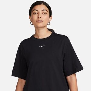 NEW NIKE Women’s Essential Lose Fit Tee